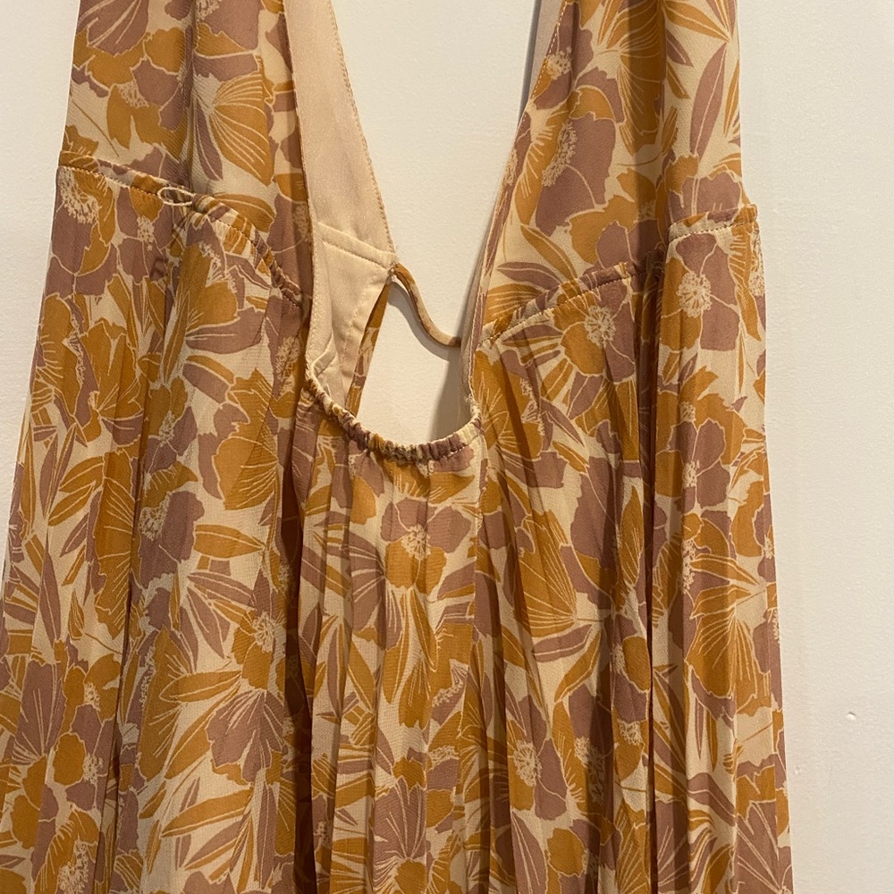 ASTR FLORAL WRAP PLEATED DRESS - Picture 8 of 8